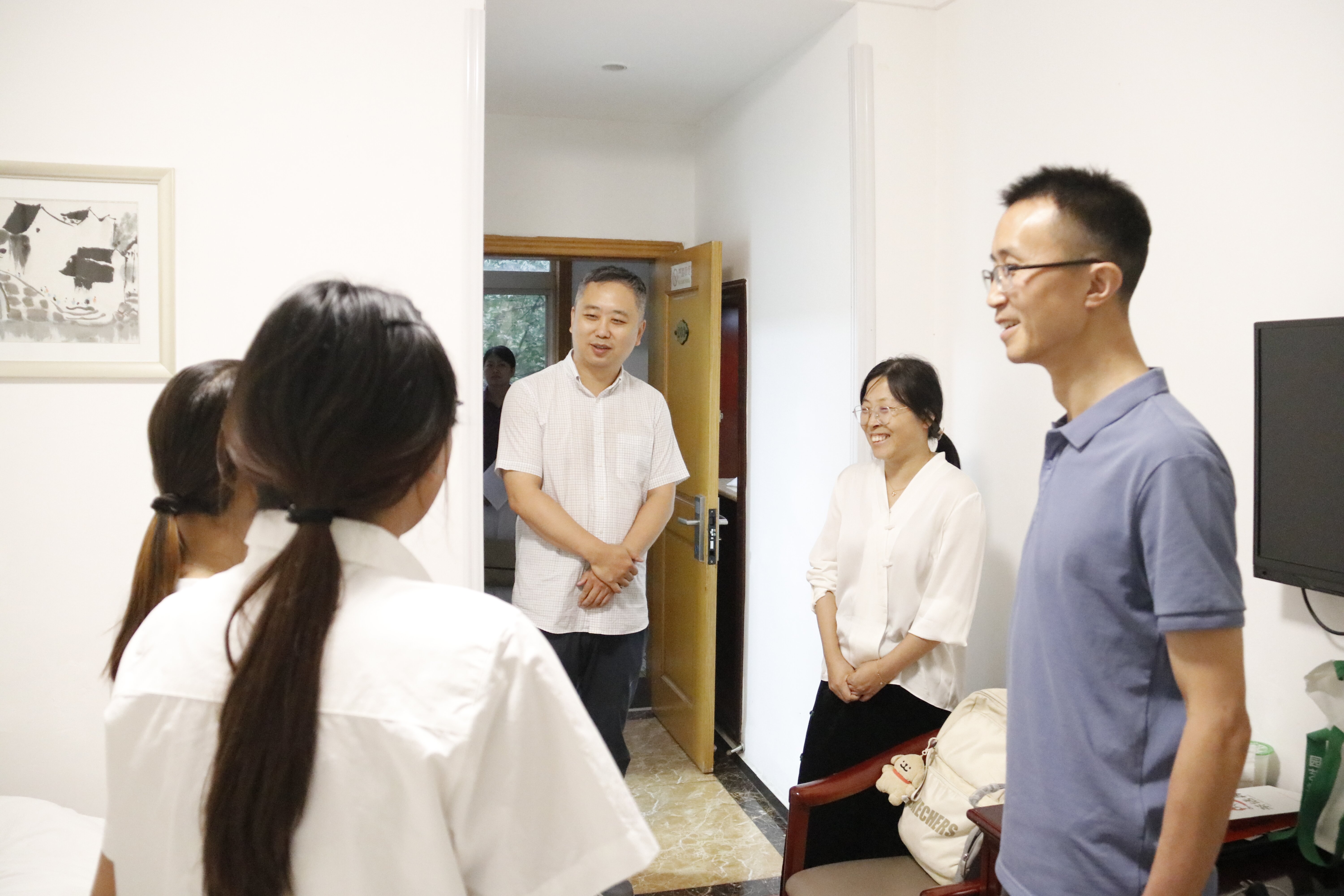 学院领导看望营员.JPG