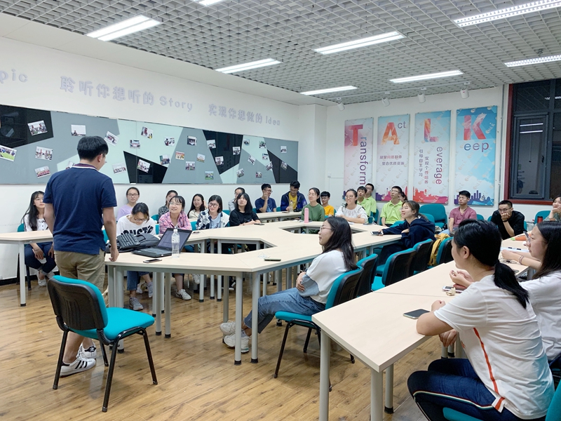 同学们认真聆听1.jpg