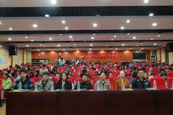 老师观看表演.jpg