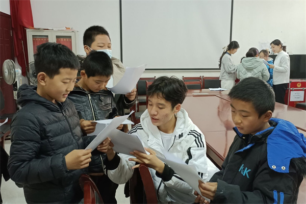 图为社区学生分小组学习朗诵(1)_edit_185306226839431.jpg