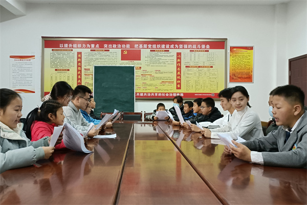 图为志愿者带领社区学生学习红色文字(1)_edit_185330294307656.jpg