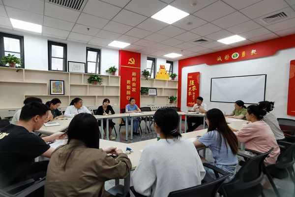 座谈会.jpg